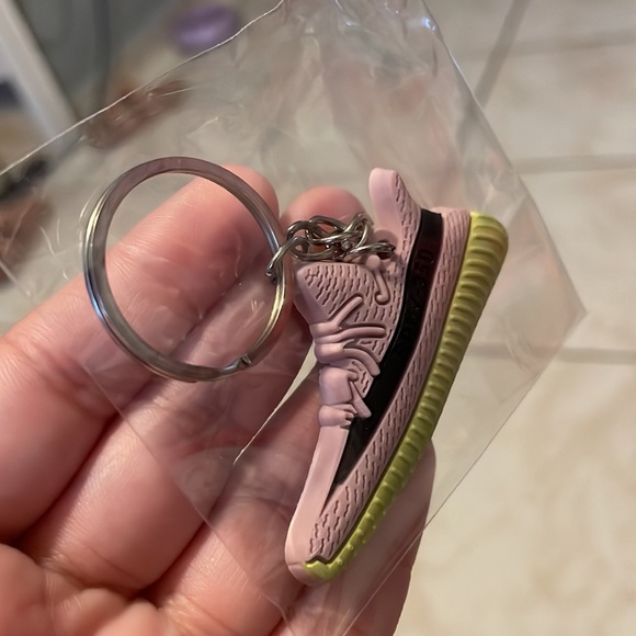 Keychain✨✨✨ - Picture 2 of 3